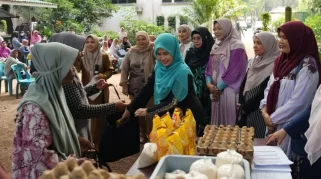 Dharma Wanita Persatuan USK Berikan Sembako untuk Penyapu Jalan di Lingkungan Kampus