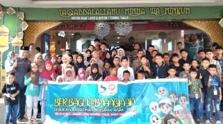 55 Yatim Piatu Belanja Baju Baru Bersama Yayasan SAHARA