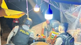 Personel Sat Samapta Polres Langsa Bagikan Sahur Gratis kepada Masyarakat